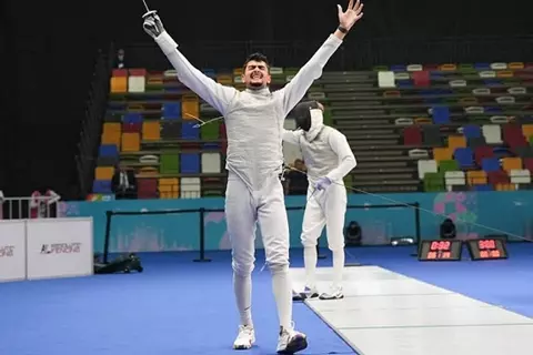 اكتسح منافسه.. عبد الرحمن طلبة يحقق بطولة العالم لسلاح الشيش للناشئين